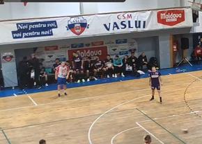 Scene șocante în Liga Zimbrilor! Selecționerul României și-a bruscat și lovit un jucător în timpul meciului » Reacție pentru GSP.ro: „Ar fi culmea să îmi reproșeze, și-a cerut scuze”