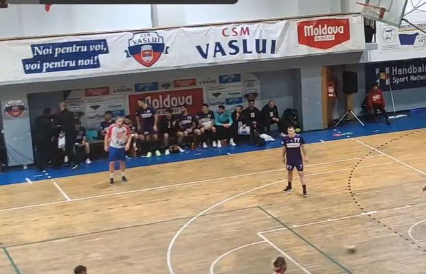 Scene șocante în Liga Zimbrilor! Selecționerul României și-a bruscat și lovit un jucător în timpul meciului » Reacție pentru GSP.ro: „Ar fi culmea să îmi reproșeze, și-a cerut scuze”