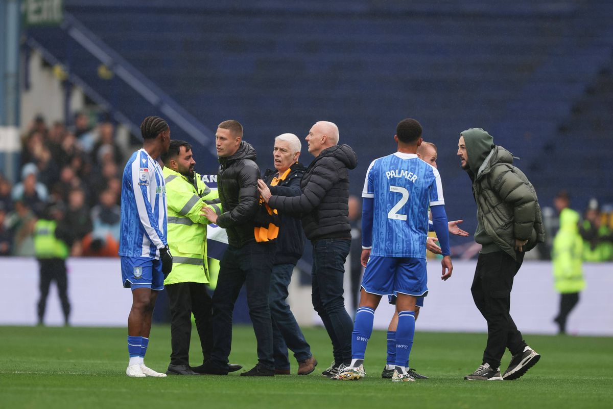 Scene neverosimile la meciul din Anglia » Suporterii au INVADAT terenul și au oprit meciul sub privirile lui Lampard!