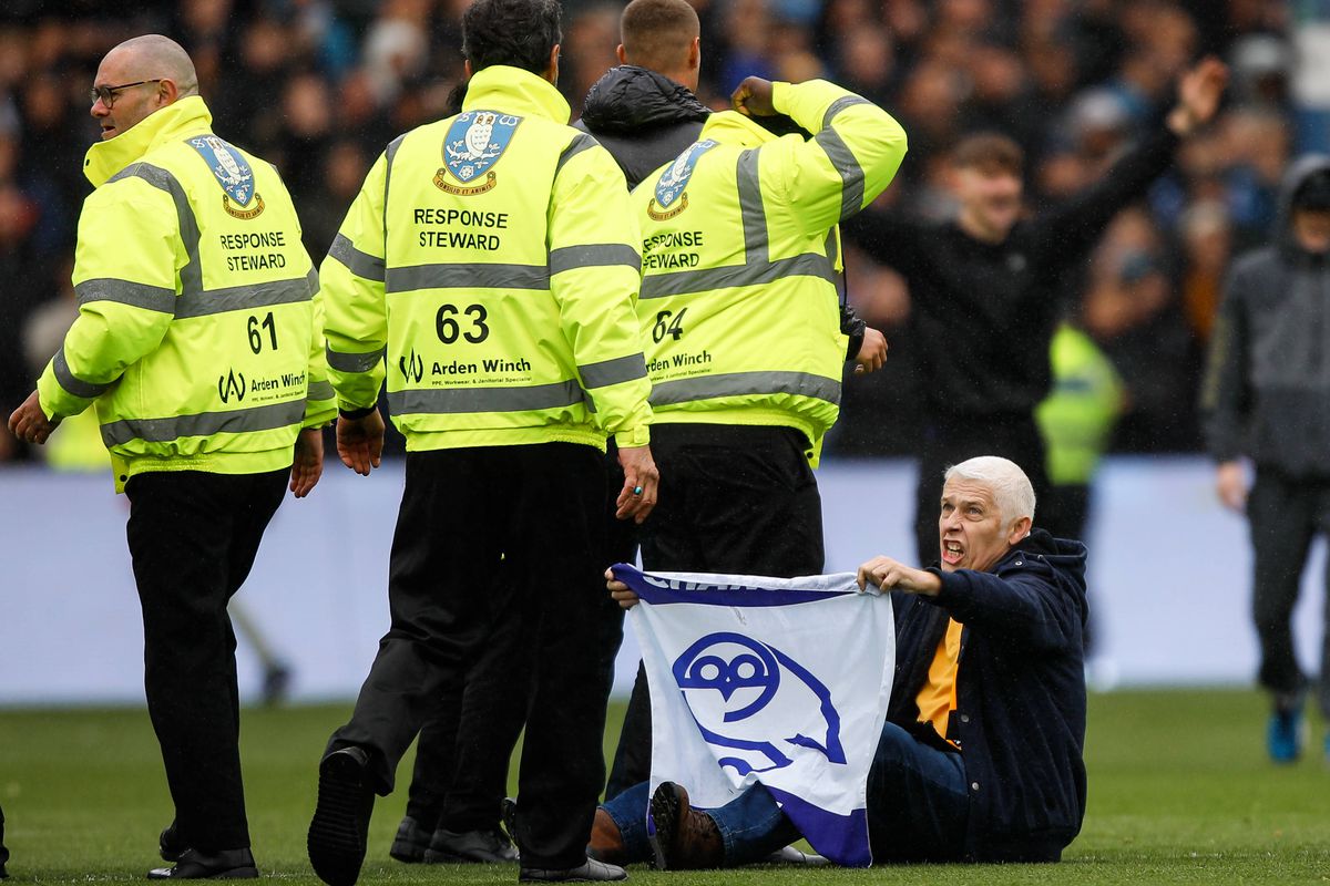 Scene neverosimile la meciul din Anglia » Suporterii au INVADAT terenul și au oprit meciul sub privirile lui Lampard!