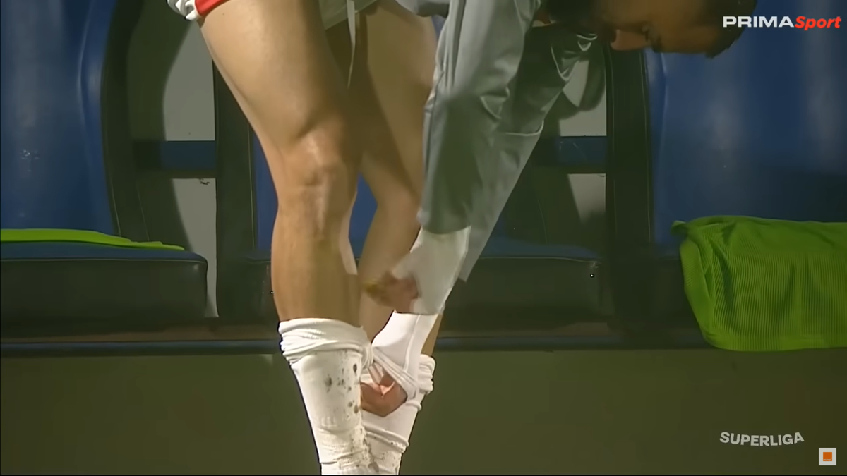 Ritualul lui Kyriakou Charalampos, înainte să intre în teren la Slobozia - Dinamo