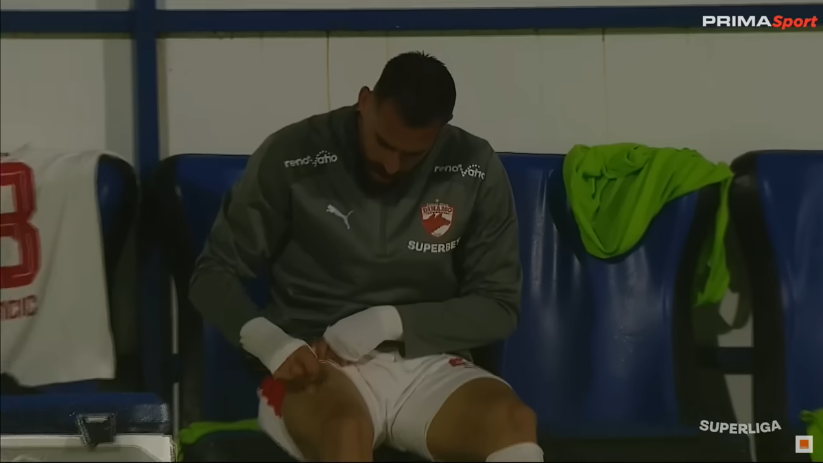 Ritualul lui Kyriakou Charalampos, înainte să intre în teren la Slobozia - Dinamo