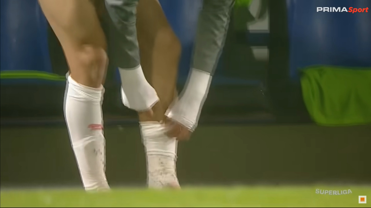 Imaginile etapei în Superliga » Ritualul repetat de 40 de ori pe bancă: „Pe el să nu-l cheme să intre repede!”