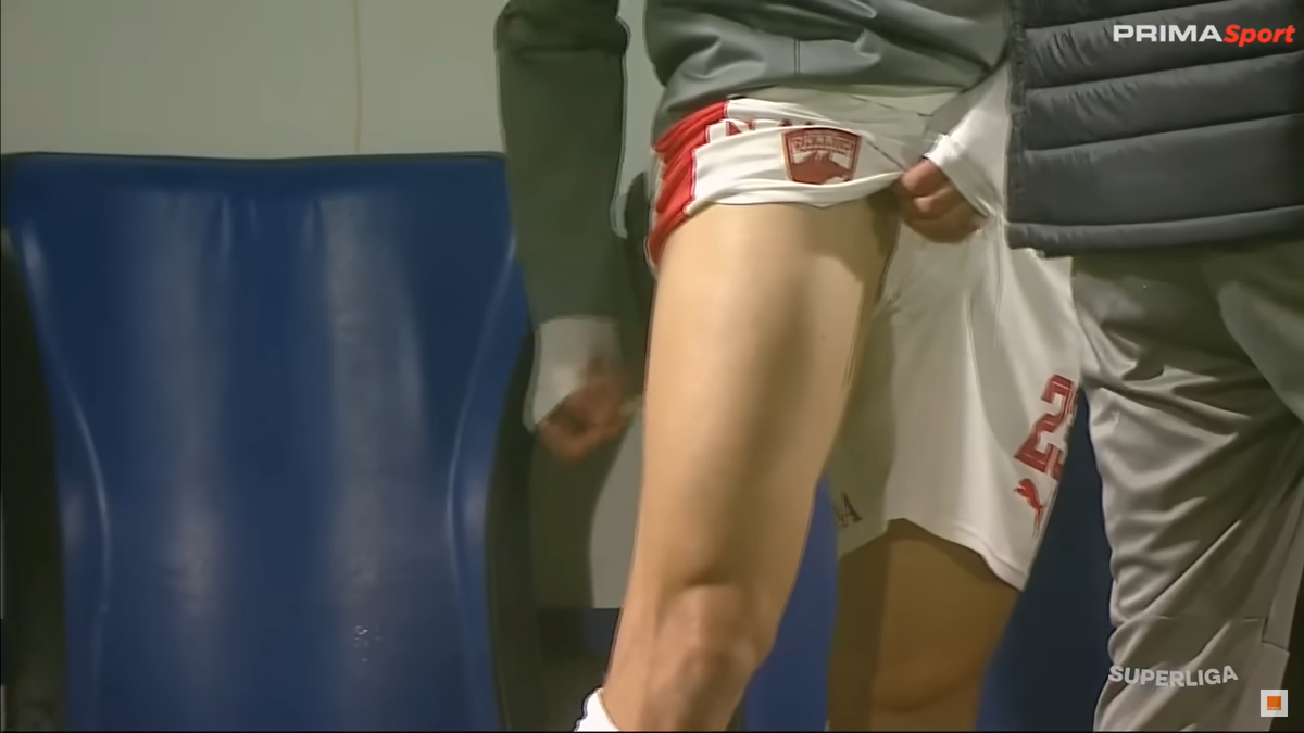 Imaginile etapei în Superliga » Ritualul repetat de 40 de ori pe bancă: „Pe el să nu-l cheme să intre repede!”