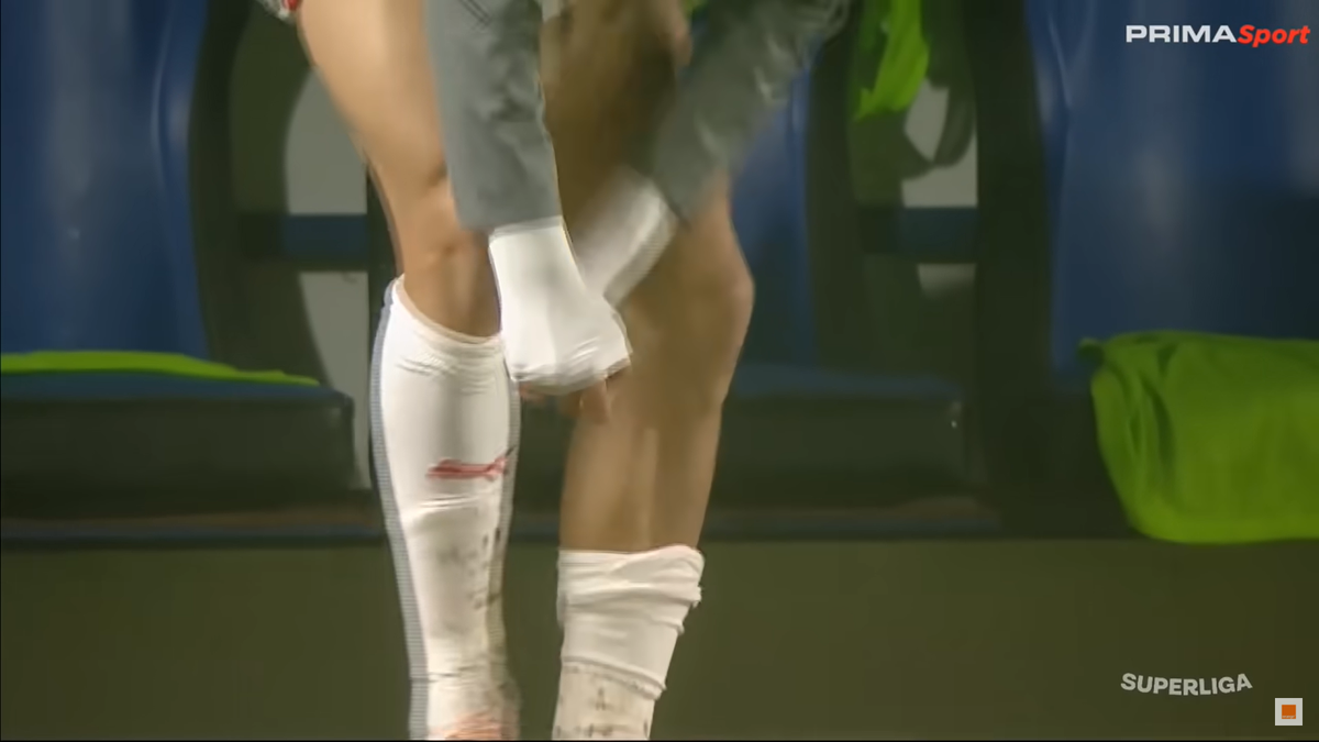 Imaginile etapei în Superliga » Ritualul repetat de 40 de ori pe bancă: „Pe el să nu-l cheme să intre repede!”