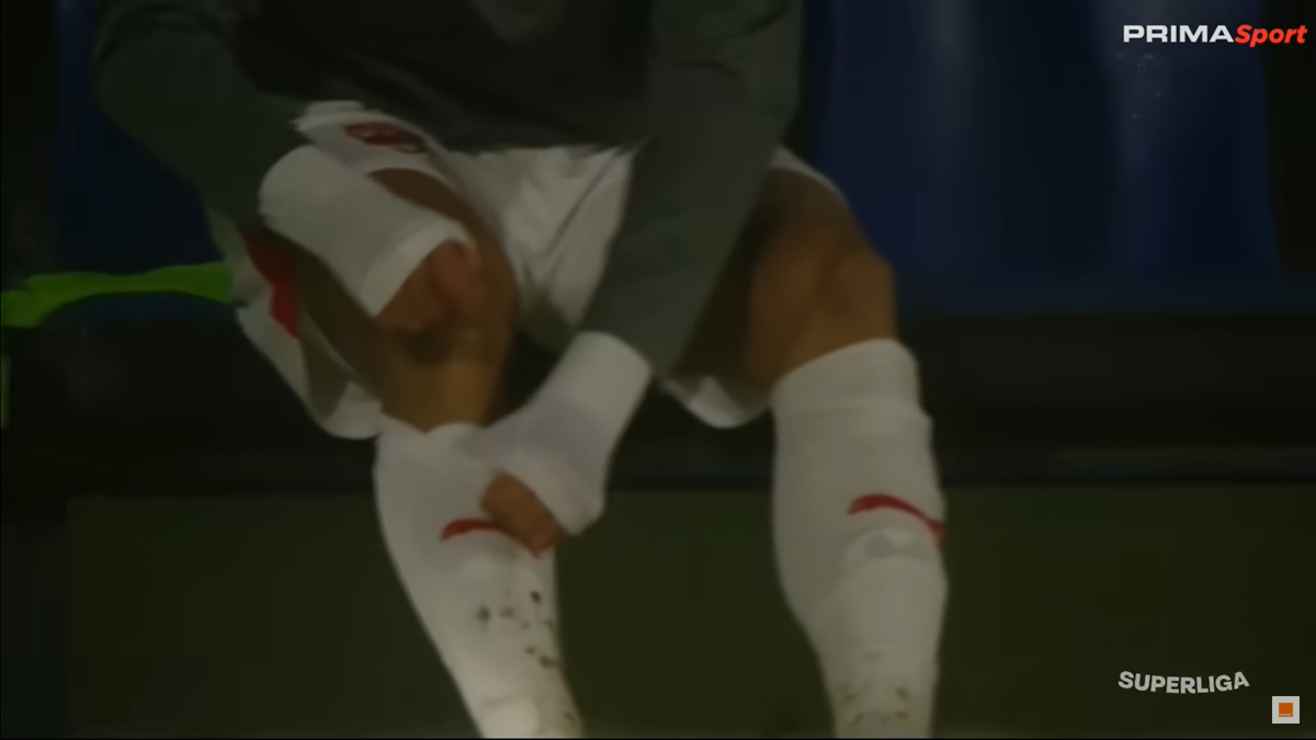 Imaginile etapei în Superliga » Ritualul repetat de 40 de ori pe bancă: „Pe el să nu-l cheme să intre repede!”