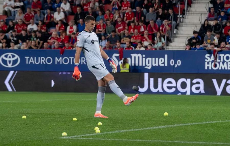 Portarul lui Getafe, David Soria, a șutat în mingiile de tenis care au aterizat și în careul său în partida cu Osasuna Noi proteste împotriva Israelului: joc întrerupt de fani la Pamplona » Pep Guardiola: „Opriți genocidul în Gaza!”
