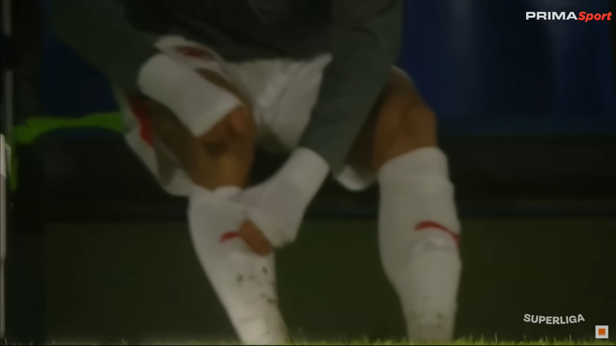 Ritualul lui Kyriakou Charalampos, înainte să intre în teren la Slobozia - Dinamo