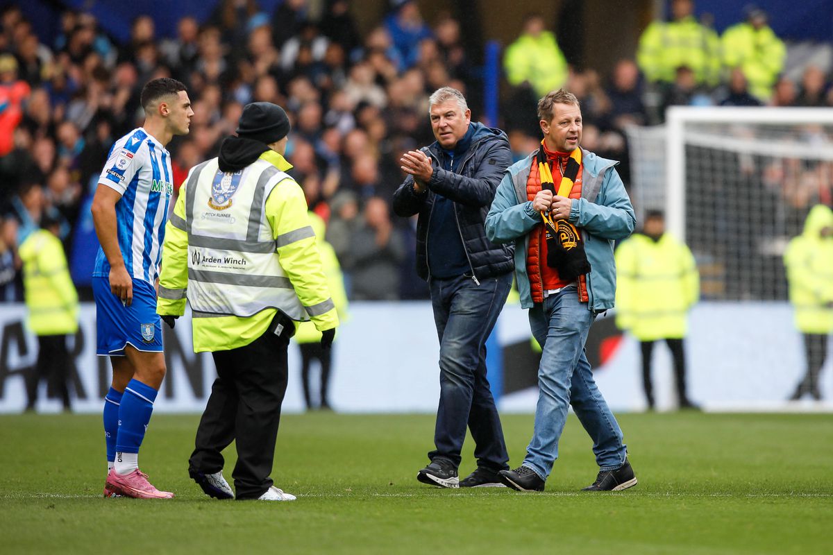 Scene neverosimile la meciul din Anglia » Suporterii au INVADAT terenul și au oprit meciul sub privirile lui Lampard!