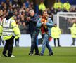 Fanii au intrat pe teren în Sheffield Wednesday - Coventry. FOTO: Imago Images