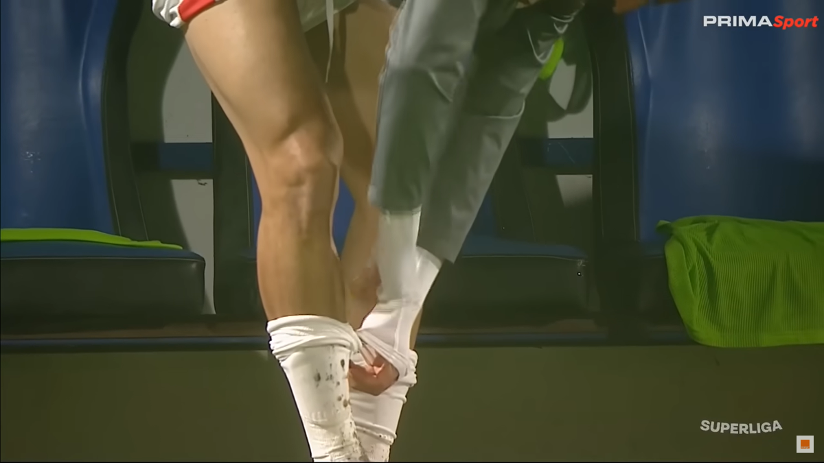 Imaginile etapei în Superliga » Ritualul repetat de 40 de ori pe bancă: „Pe el să nu-l cheme să intre repede!”