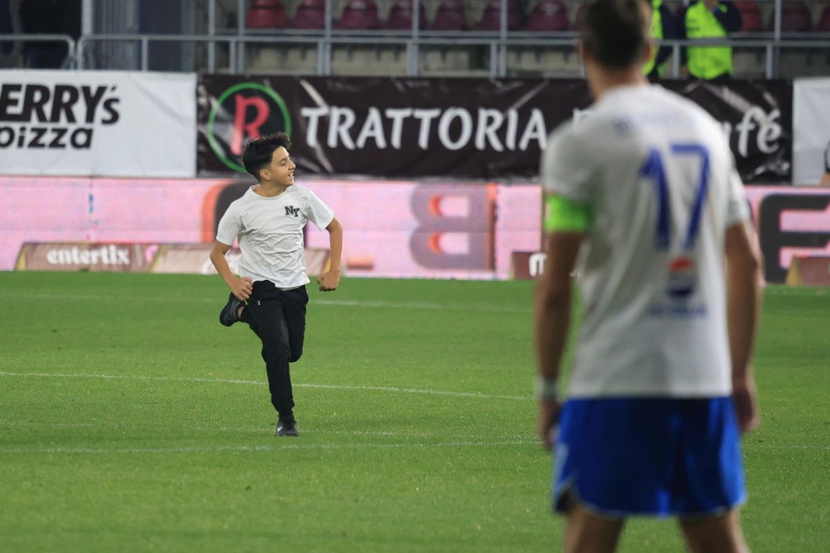 Ce nu s-a văzut la TV în Rapid - Farul