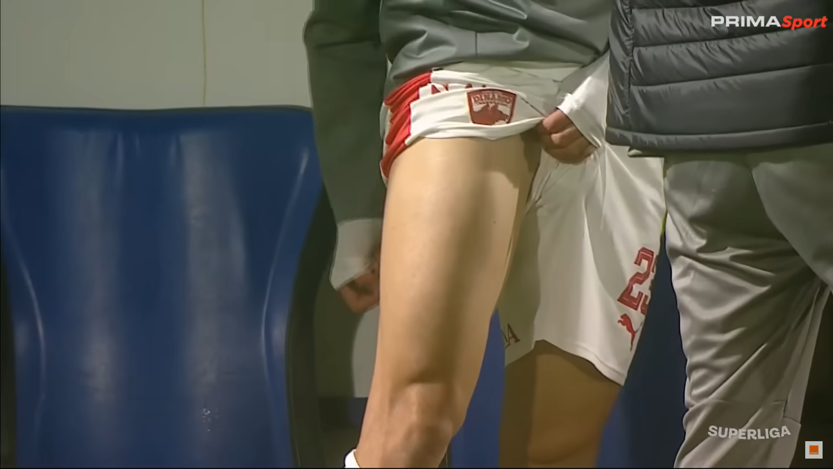 Ritualul lui Kyriakou Charalampos, înainte să intre în teren la Slobozia - Dinamo