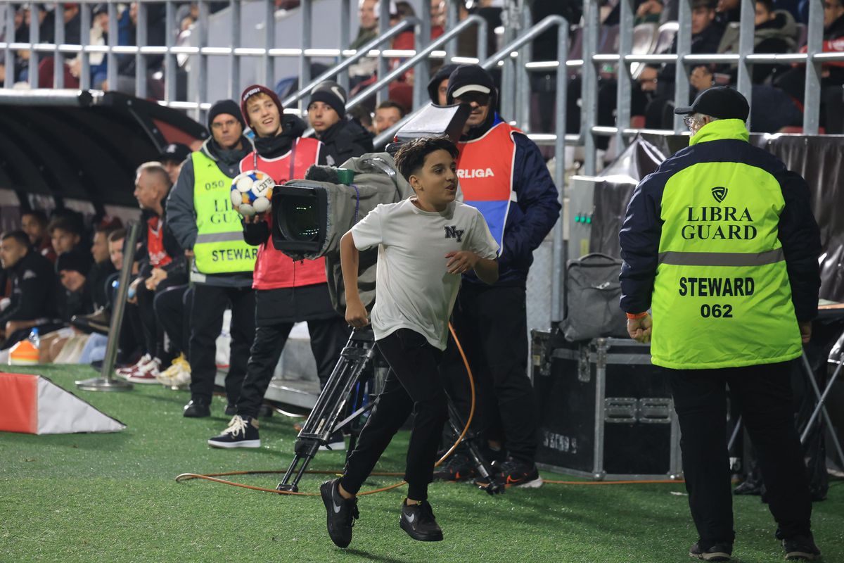 Ce nu s-a văzut la TV, imediat după Rapid - Farul » Momentul lipsit de fair-play INTERZIS pe transmisiune