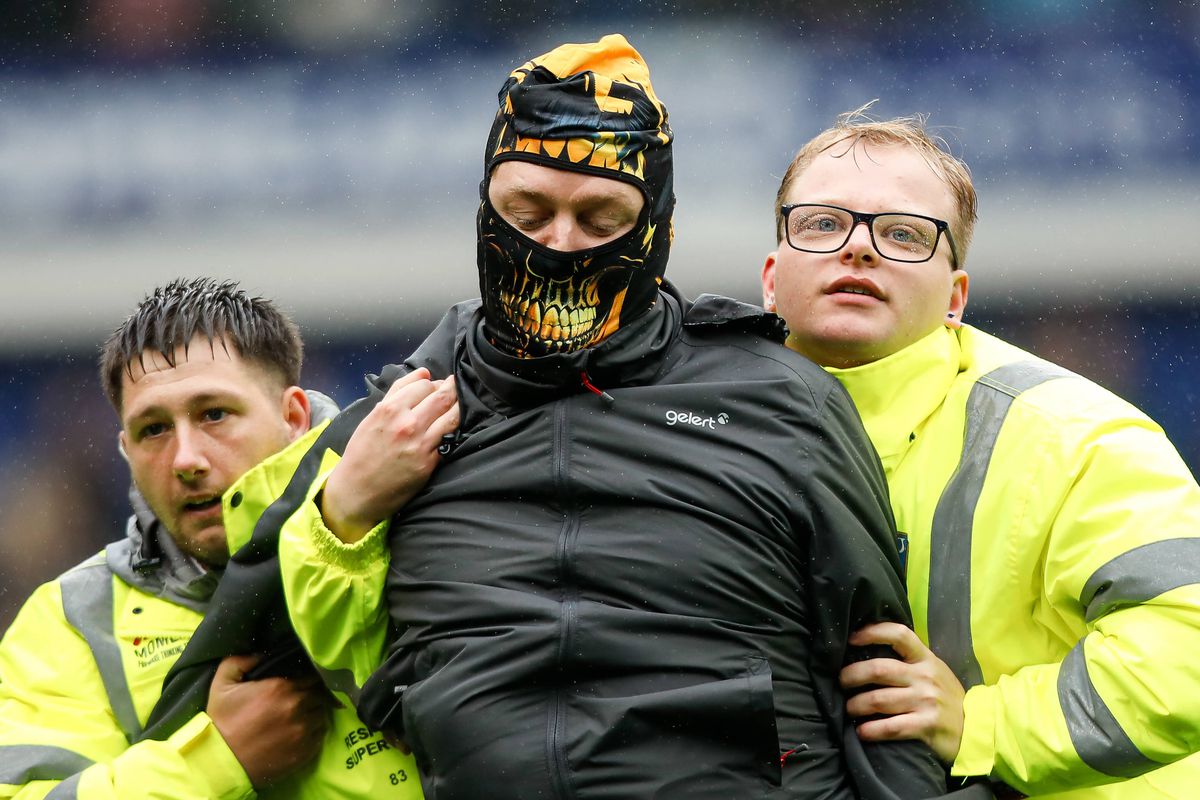 Scene neverosimile la meciul din Anglia » Suporterii au INVADAT terenul și au oprit meciul sub privirile lui Lampard!