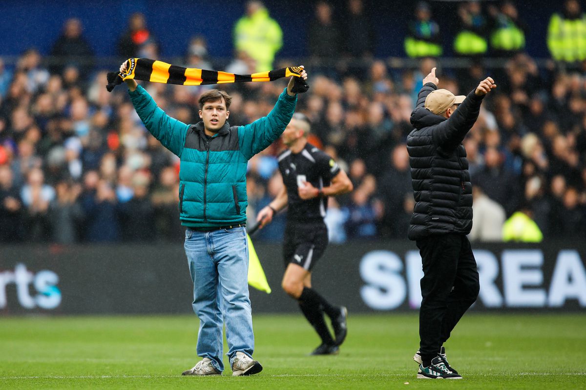 Scene neverosimile la meciul din Anglia » Suporterii au INVADAT terenul și au oprit meciul sub privirile lui Lampard!