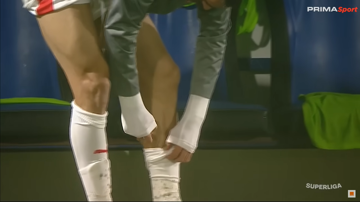 Imaginile etapei în Superliga » Ritualul repetat de 40 de ori pe bancă: „Pe el să nu-l cheme să intre repede!”