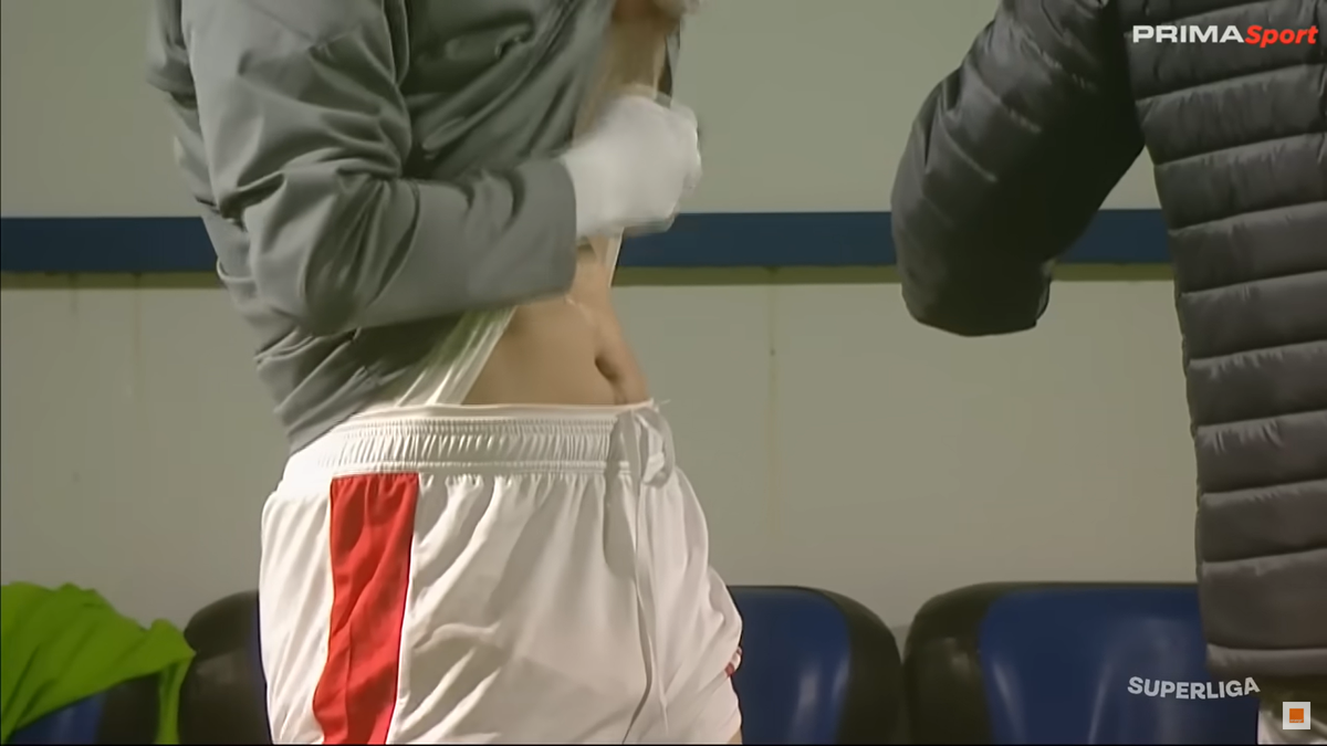 Imaginile etapei în Superliga » Ritualul repetat de 40 de ori pe bancă: „Pe el să nu-l cheme să intre repede!”