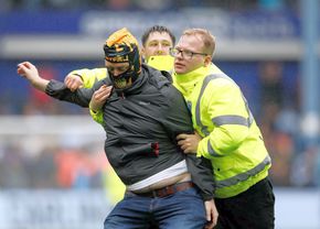 Scene neverosimile la meciul din Anglia » Suporterii au INVADAT terenul și au oprit meciul sub privirile lui Lampard!