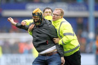 Scene neverosimile la meciul din Anglia » Suporterii au INVADAT terenul și au oprit meciul sub privirile lui Lampard!