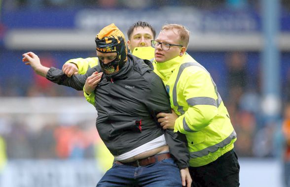 Scene neverosimile la meciul din Anglia » Suporterii au INVADAT terenul și au oprit meciul sub privirile lui Lampard!