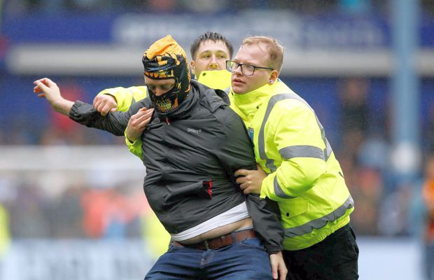 Scene neverosimile la meciul din Anglia » Suporterii au INVADAT terenul și au oprit meciul sub privirile lui Lampard!