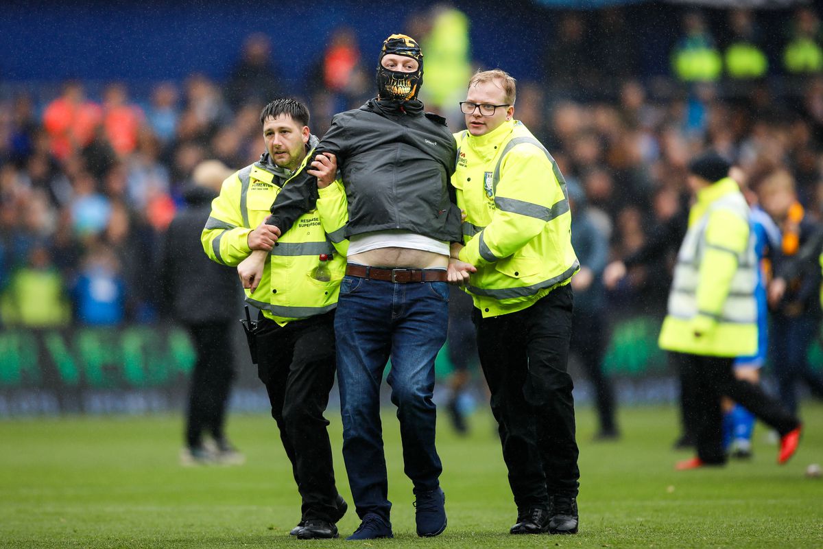 Scene neverosimile la meciul din Anglia » Suporterii au INVADAT terenul și au oprit meciul sub privirile lui Lampard!