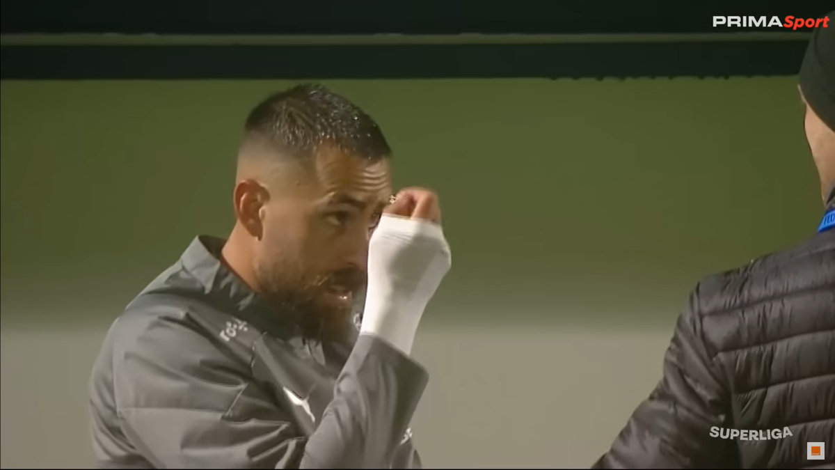 Ritualul lui Kyriakou Charalampos, înainte să intre în teren la Slobozia - Dinamo