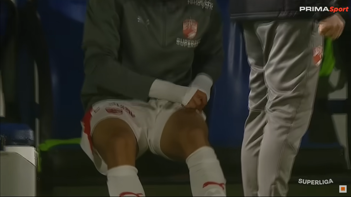 Ritualul lui Kyriakou Charalampos, înainte să intre în teren la Slobozia - Dinamo