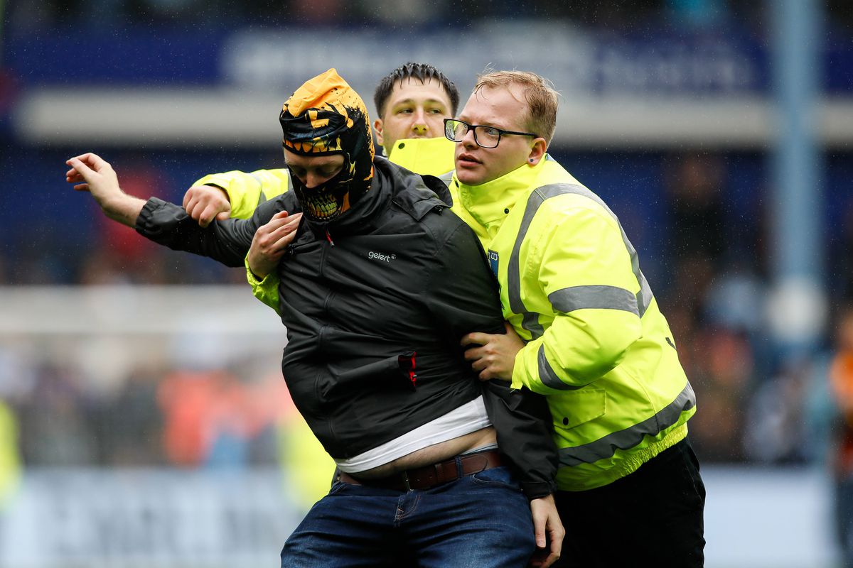 Scene neverosimile la meciul din Anglia » Suporterii au INVADAT terenul și au oprit meciul sub privirile lui Lampard!