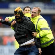 Fanii au intrat pe teren în Sheffield Wednesday - Coventry. FOTO: Imago Images