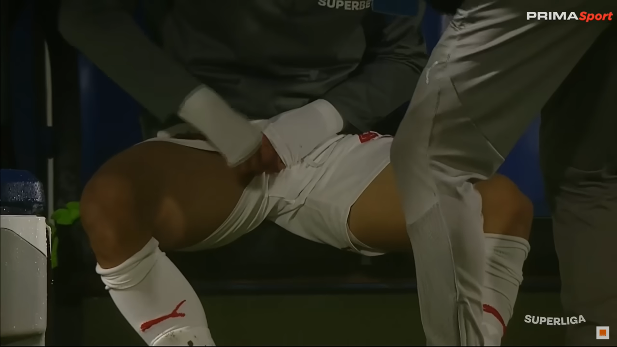 Imaginile etapei în Superliga » Ritualul repetat de 40 de ori pe bancă: „Pe el să nu-l cheme să intre repede!”