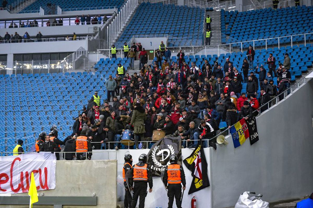 GALERIE FOTO CS Universitatea - Dinamo, rivalitate cu cuțitele pe masă! mesaje dure ale galeriilor