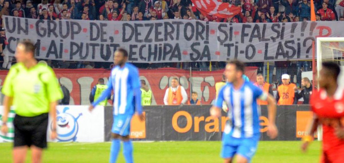 GALERIE FOTO CS Universitatea - Dinamo, rivalitate APRIGĂ! 9 bannere dure ale galeriilor: „Un grup de dezertori și falși, cum ai putut echipa să ți-o lași?!”