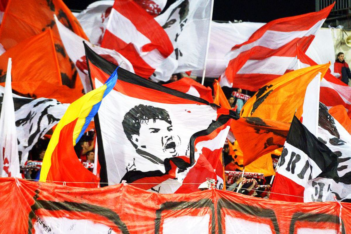GALERIE FOTO CS Universitatea - Dinamo, rivalitate APRIGĂ! 9 bannere dure ale galeriilor: „Un grup de dezertori și falși, cum ai putut echipa să ți-o lași?!”