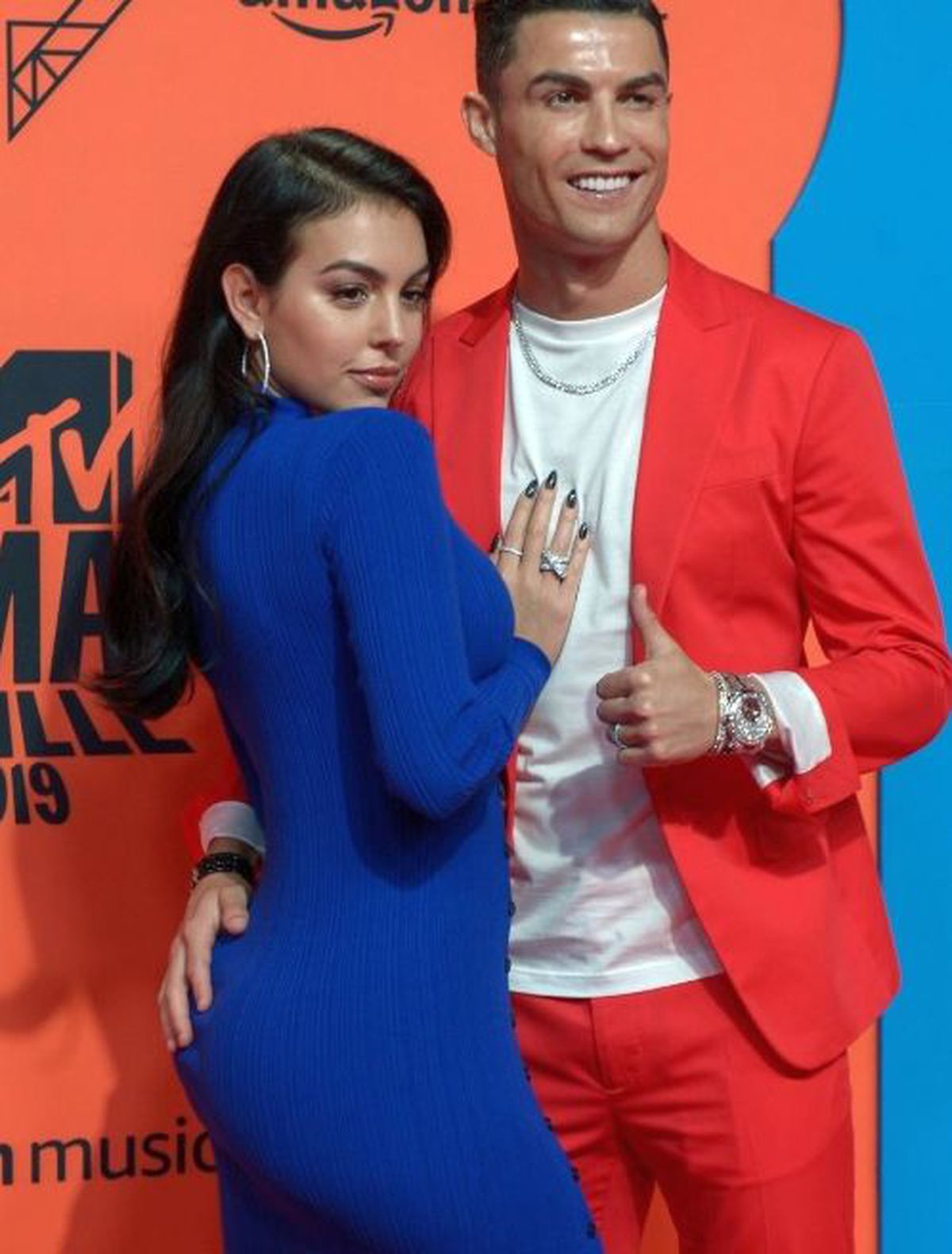 Cristiano Ronaldo și Georgina Rodriguez au sclipit pe covorul roșu » FOTO Ținute spectaculoase la gala MTV European Music Awards