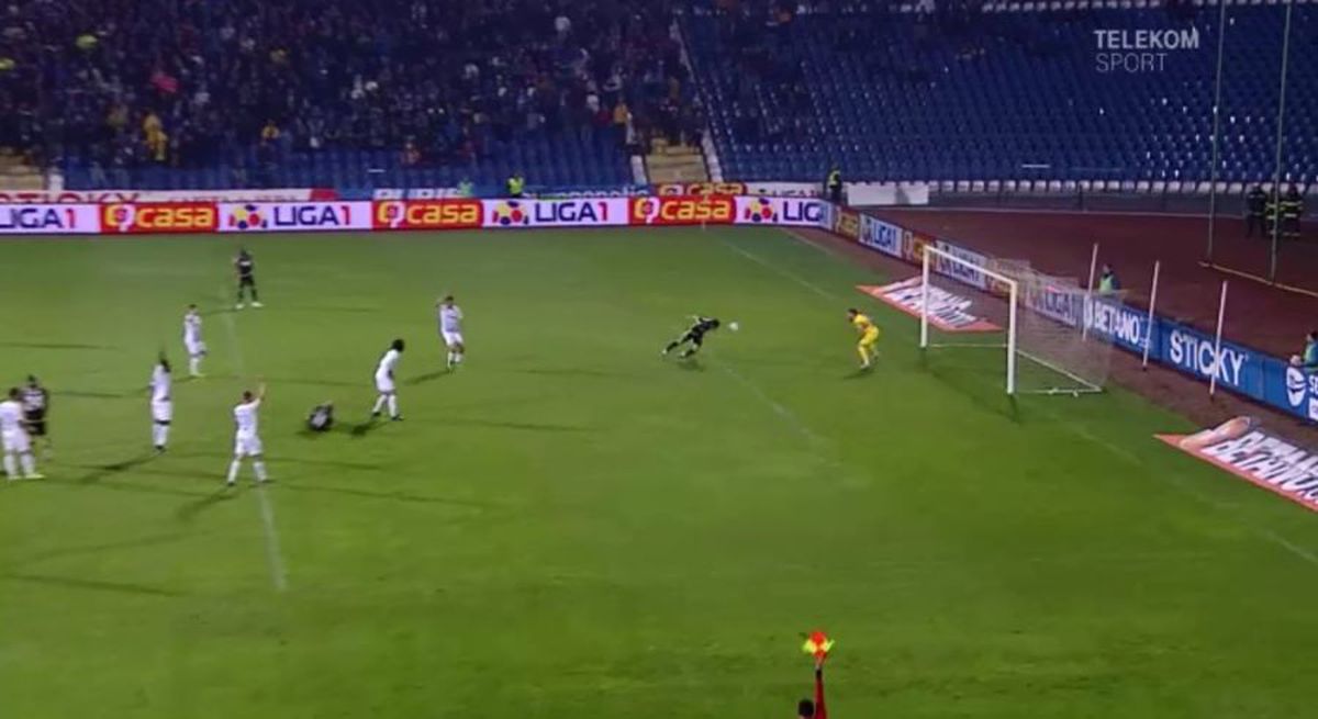 CRAIOVA - DINAMO 4-1 // FOTO Unde e VAR-ul când ai nevoie de el!? Decizii controversate luate de Marius Avram