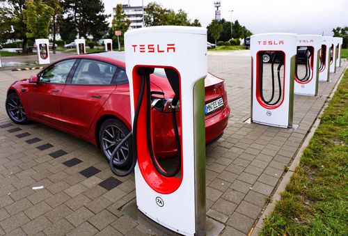 Tesla va permite încărcarea oricărei mașini electrice compatibile la stațiile sale de alimentare, foto: Imago