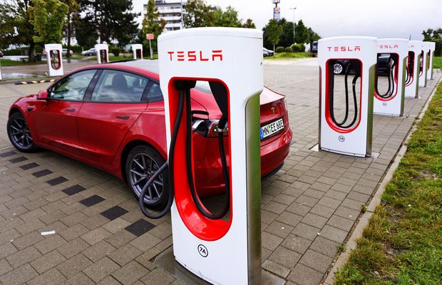 Tesla doboară giganții auto! Care e singura companie care o poate ajunge la numărul de mașini electrice produse