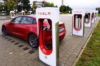 Tesla, decizie de cotitură » Compania lui Elon Musk deschide „superchargerele” pentru orice model de mașină electrică