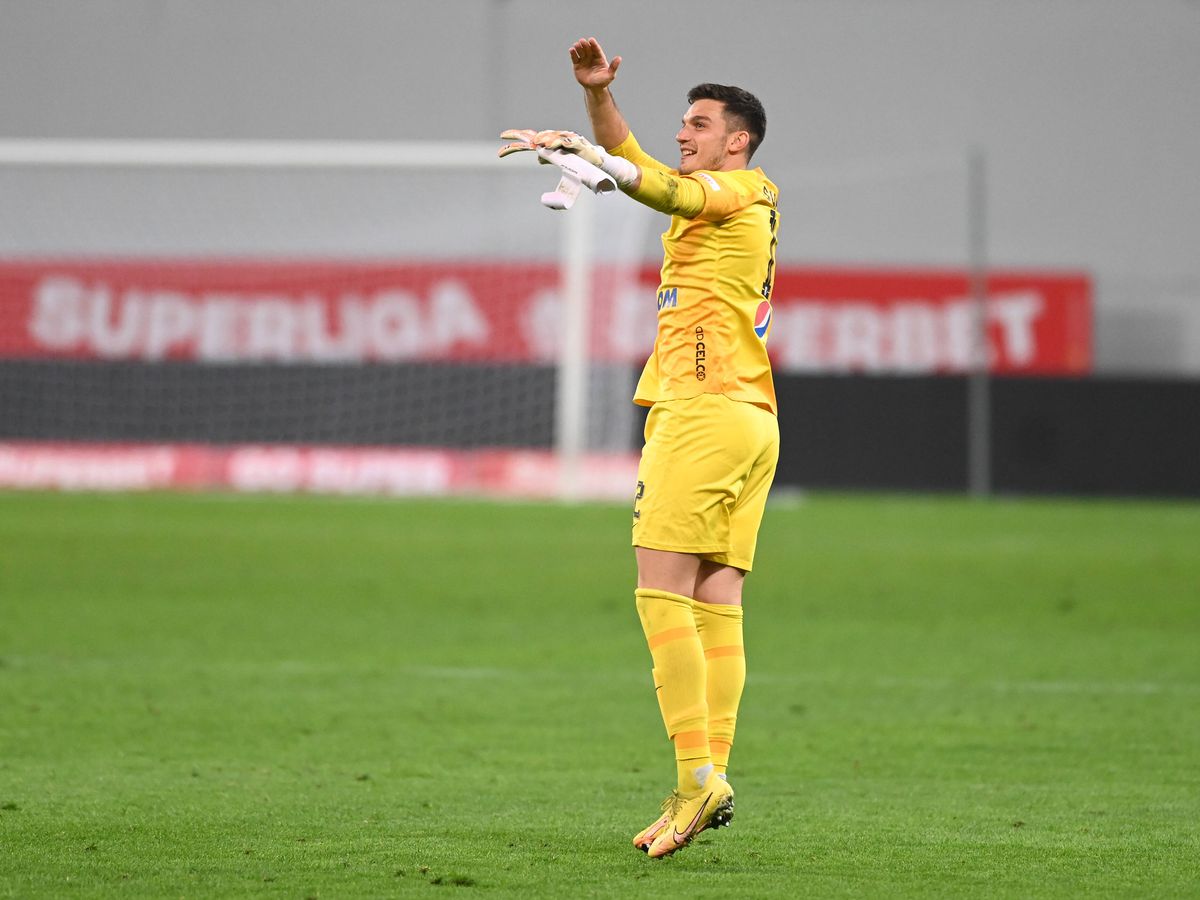 Marian Aioani, obligat să își schimbe echipamentul în timpul meciului Farul - CS Mioveni! Ce prevede regulamentul