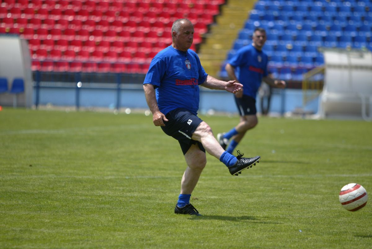 Nichi Dumitriu, „Fachirul din Giulești”, interviu de colecție în ziua în care a împlinit 80 de ani: „Cu echipa de atunci și VAR-ul de azi, Giuleștiul ar fi avut 3-4  campionate în plus!”