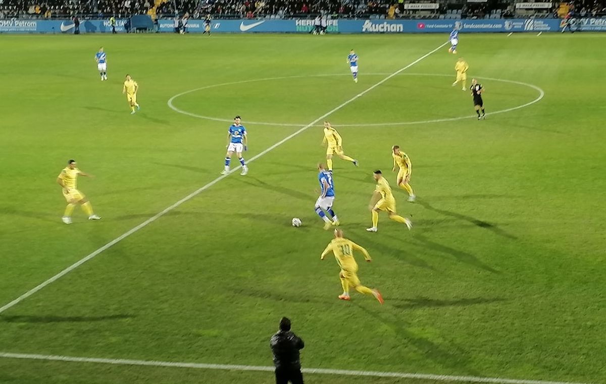 Marian Aioani, obligat să își schimbe echipamentul în timpul meciului Farul - CS Mioveni! Ce prevede regulamentul