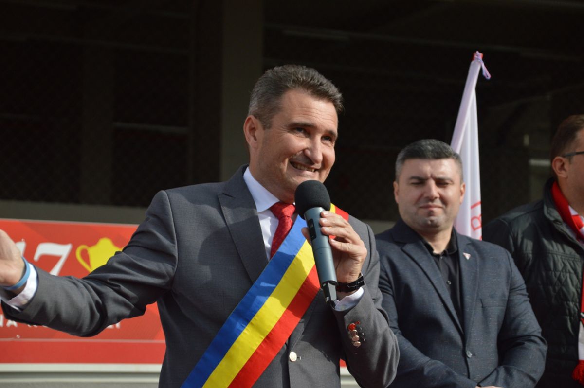 Legendarul Iosif Petschovschi, omagiat la Arad » Statuie dezvelită în fața stadionului