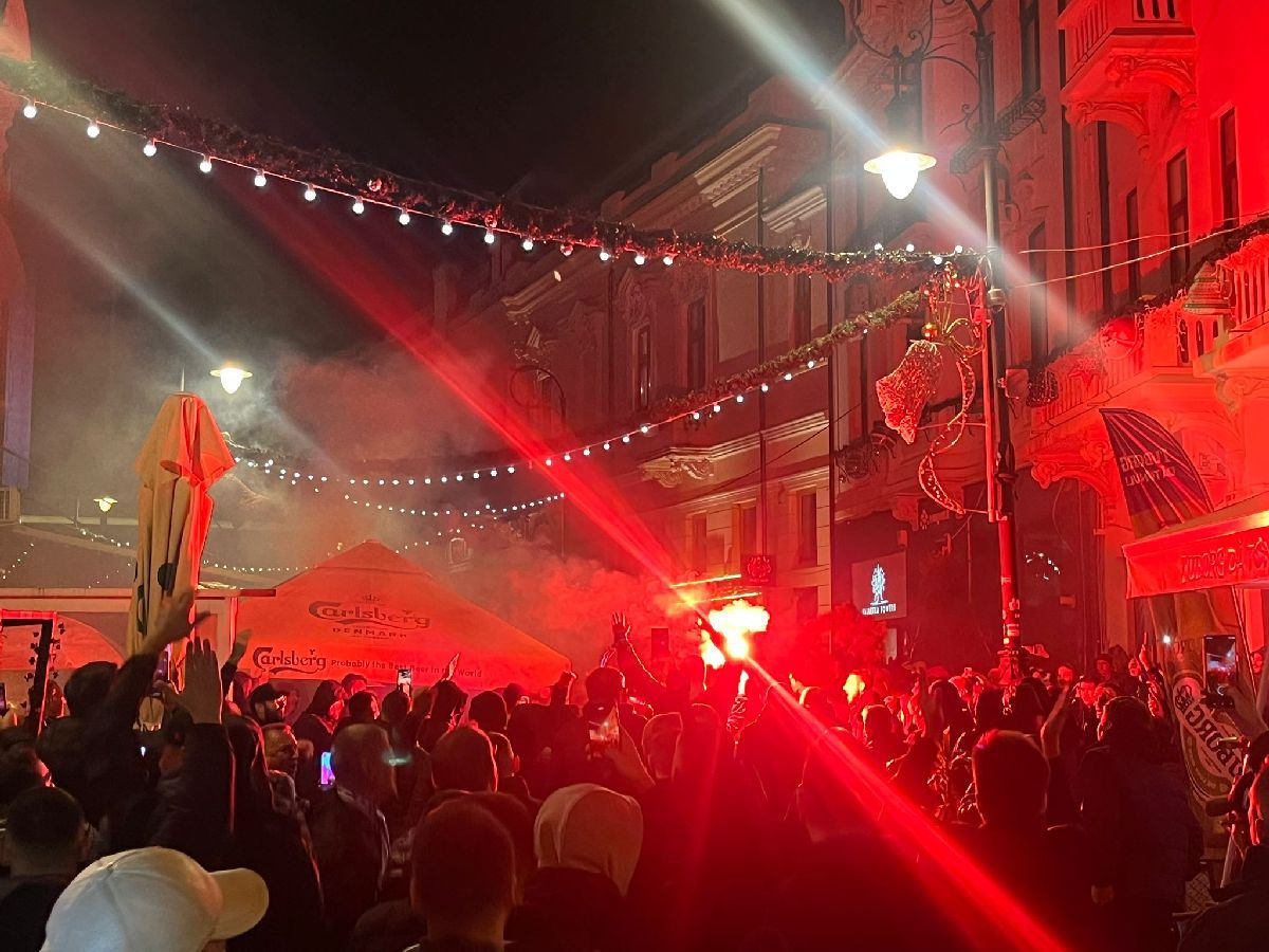 Scene revoltătoare la Craiova! Un mesaj vulgar la adresa familiei Mititelu a fost vizibil mai bine de 20 de minute și la TV