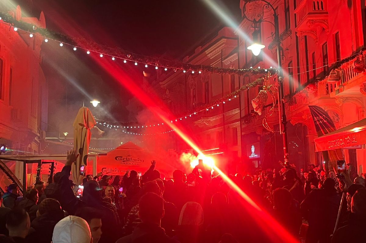 Scene revoltătoare la Craiova! Un mesaj vulgar la adresa familiei Mititelu a fost vizibil mai bine de 20 de minute și la TV