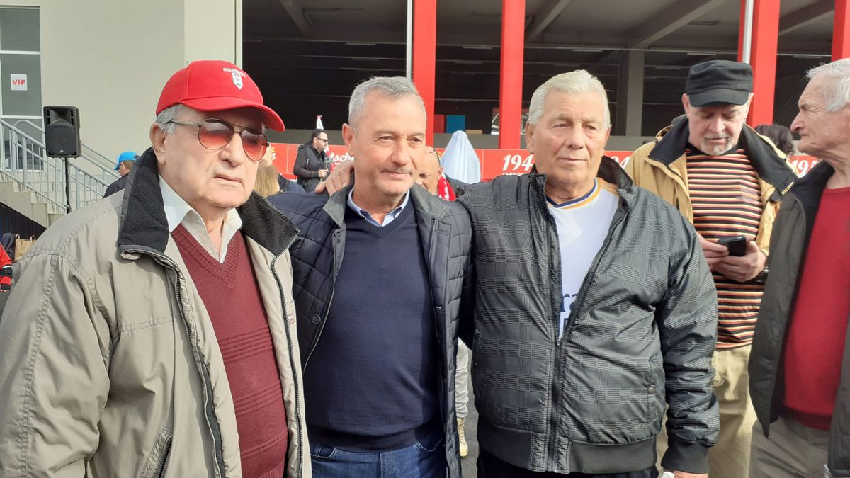 Legendarul Iosif Petschovschi, omagiat la Arad » Statuie dezvelită în fața stadionului