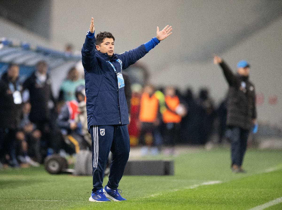 „Vulcan” doar pe jumătate » Cum a fost atmosfera la derby-ul din Bănie și mesajele ironice ale galeriilor: „Craiova liberă și curată / Cu palmares și stemă închiriată”