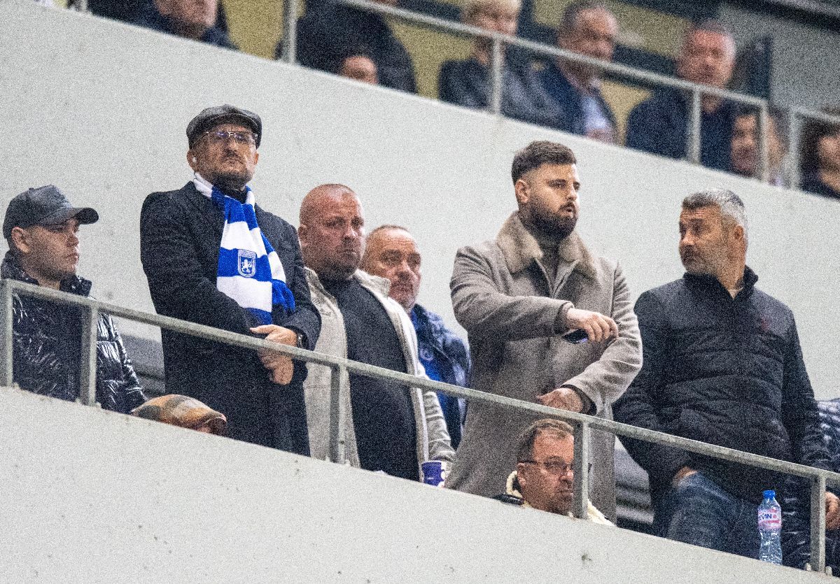 „Vulcan” doar pe jumătate » Cum a fost atmosfera la derby-ul din Bănie și mesajele ironice ale galeriilor: „Craiova liberă și curată / Cu palmares și stemă închiriată”