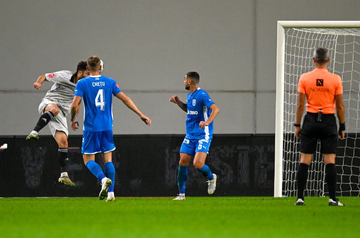 „Vulcan” doar pe jumătate » Cum a fost atmosfera la derby-ul din Bănie și mesajele ironice ale galeriilor: „Craiova liberă și curată / Cu palmares și stemă închiriată”